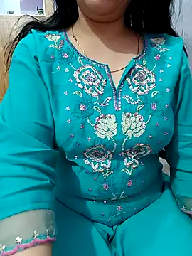 Snapshot of roshni_agrawal0 chatting on 10.19.25 roshni agrawal0 online show from 10.19.25