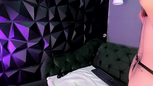 Astridhotman online show from 10.15.25