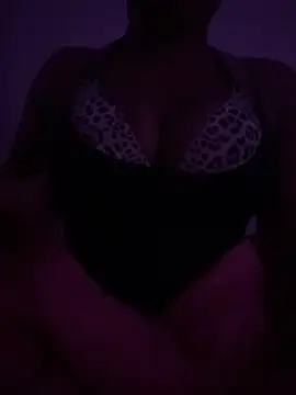 th33h0neyb33 online show from 12.14.25