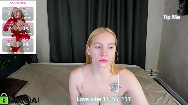 Snapshot of Anna_Chelsea chatting on 10.21.25 Anna Chelsea online show from 10.21.25