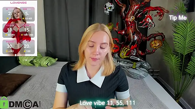 Snapshot of Anna_Chelsea chatting on 10.30.25 Anna Chelsea online show from 10.30.25