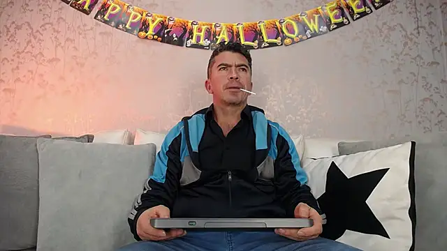 Snapshot of JuanKFit_45 chatting on 10.24.25 JuanKFit 45 online show from 10.24.25