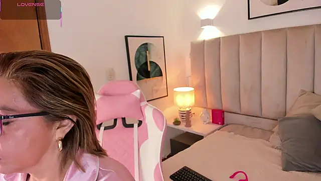 Clhoe Johnson online show from 10.01.25