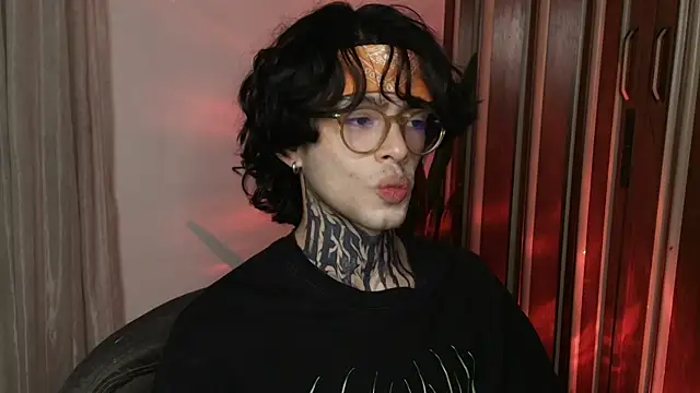 Snapshot of Mihail_leroy chatting on 05.22.26 Mihail leroy online show from 05.22.26