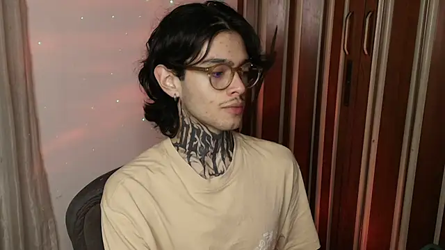 Snapshot of Mihail_leroy chatting on 06.19.26 Mihail leroy online show from 06.19.26