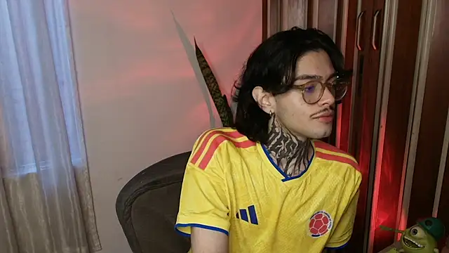 Snapshot of Mihail_leroy chatting on 07.15.26 Mihail leroy online show from 07.15.26
