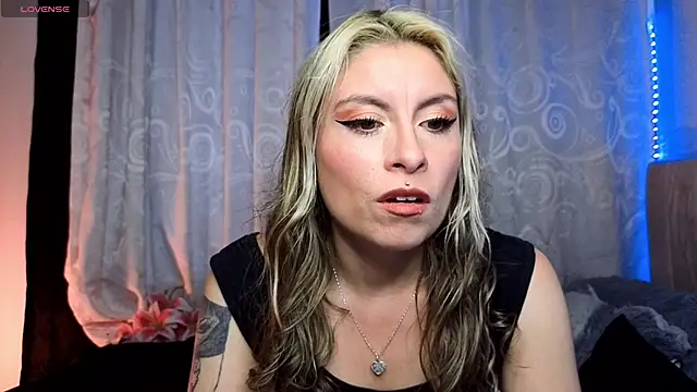 Snapshot of brianna_smoke chatting on 10.08.25 brianna smoke online show from 10.08.25