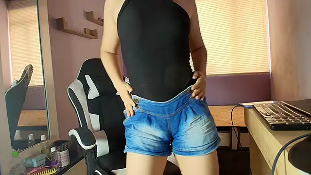 Snapshot of luna_desiree chatting on 10.13.25 luna desiree online show from 10.13.25