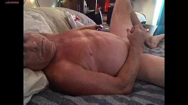 Snapshot of Pussyeat2please chatting on 09.27.25 Pussyeat2please online show from 09.27.25