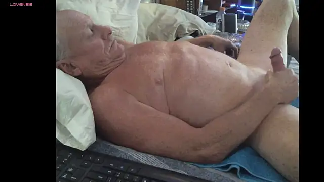 Snapshot of Pussyeat2please chatting on 09.29.25 Pussyeat2please online show from 09.29.25