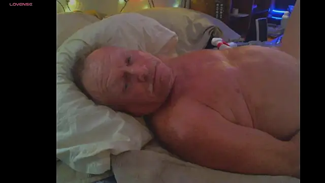 Snapshot of Pussyeat2please chatting on 10.01.25 Pussyeat2please online show from 10.01.25