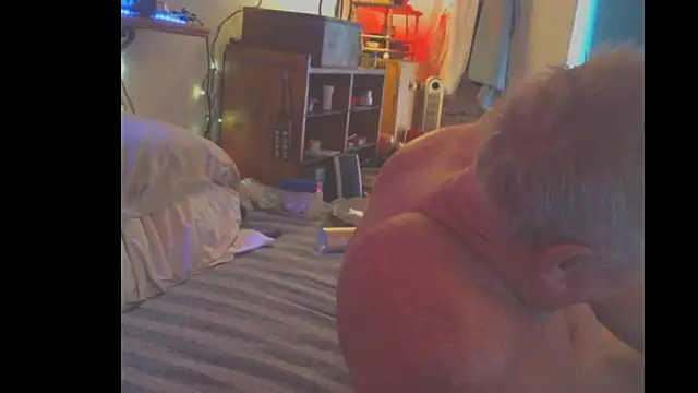 Snapshot of Pussyeat2please chatting on 10.08.25 Pussyeat2please online show from 10.08.25