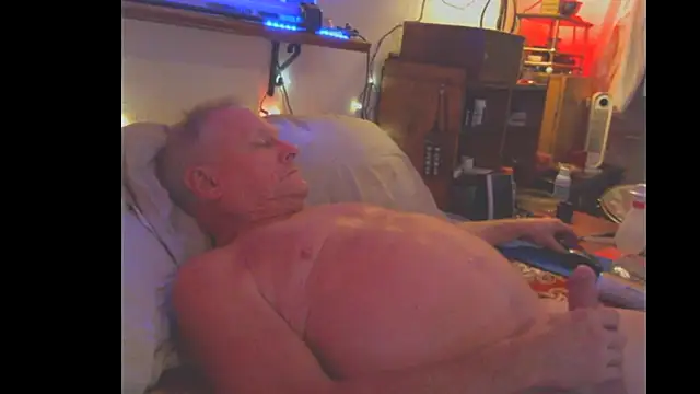 Snapshot of Pussyeat2please chatting on 10.09.25 Pussyeat2please online show from 10.09.25