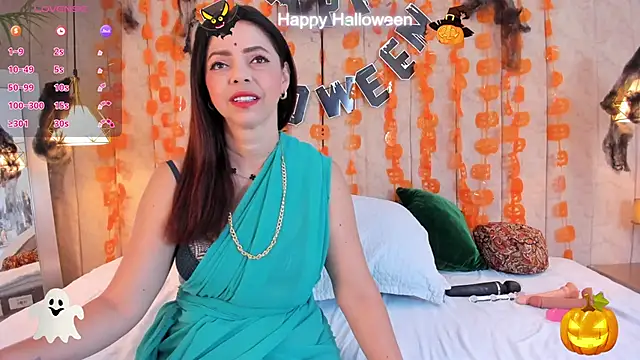 Snapshot of Anantaa_ chatting on 10.29.25 Anantaa  online show from 10.29.25