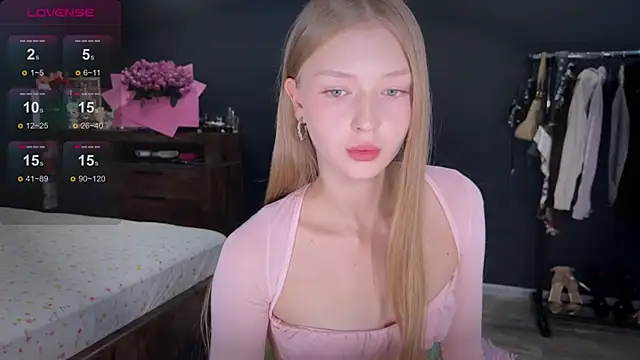 Snapshot of holylisssa chatting on 10.05.25 holylisssa online show from 10.05.25