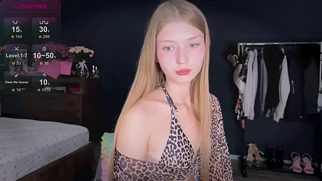 Snapshot of holylisssa chatting on 10.08.25 holylisssa online show from 10.08.25