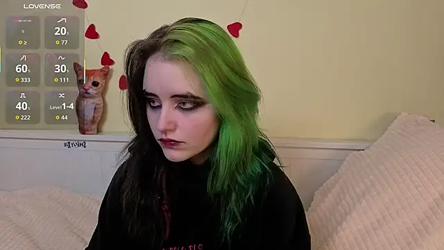 Snapshot of PortiaHedge chatting on 09.25.25 PortiaHedge online show from 09.25.25