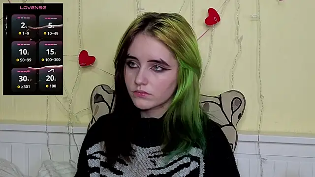 Snapshot of PortiaHedge chatting on 10.20.25 PortiaHedge online show from 10.20.25