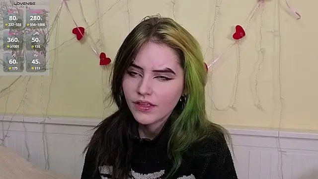 Snapshot of PortiaHedge chatting on 10.22.25 PortiaHedge online show from 10.22.25