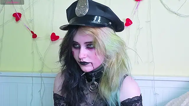 Snapshot of PortiaHedge chatting on 10.31.25 PortiaHedge online show from 10.31.25