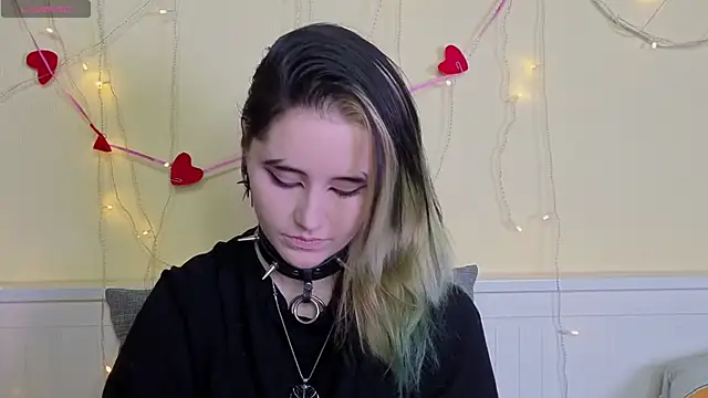 Snapshot of PortiaHedge chatting on 11.08.25 PortiaHedge online show from 11.08.25