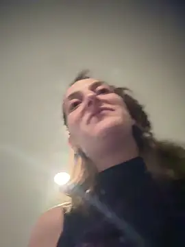 Snapshot of MrsSizzle chatting on 10.19.25 MrsSizzle online show from 10.19.25