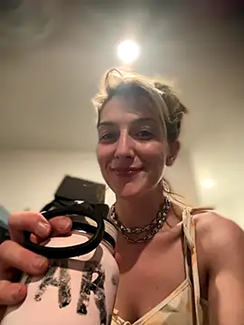 Snapshot of MrsSizzle chatting on 10.21.25 MrsSizzle online show from 10.21.25