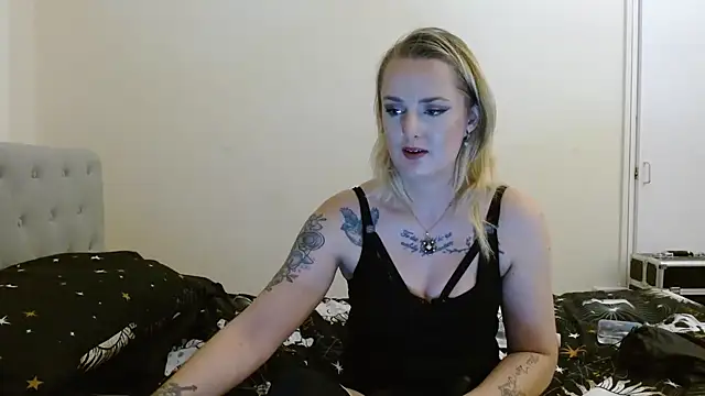 Snapshot of EmiWinters23 chatting on 10.28.25 EmiWinters23 online show from 10.28.25