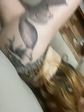 Snapshot of Lazinha18 chatting on 10.18.25 Lazinha18 online show from 10.18.25