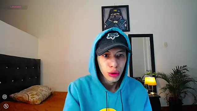 Snapshot of santiago_cutex chatting on 09.23.25 santiago cutex online show from 09.23.25