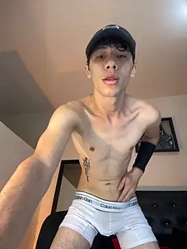 Snapshot of santiago_cutex chatting on 10.28.25 santiago cutex online show from 10.28.25