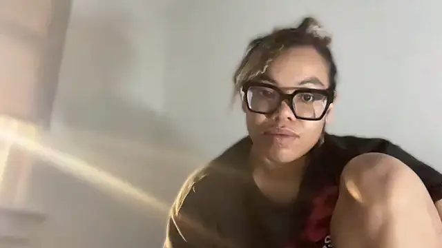 Snapshot of zahrabliss chatting on 05.18.26 zahrabliss online show from 05.18.26