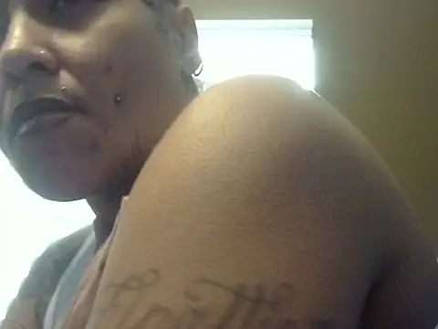 Snapshot of Flossee chatting on 10.06.25 Flossee online show from 10.06.25