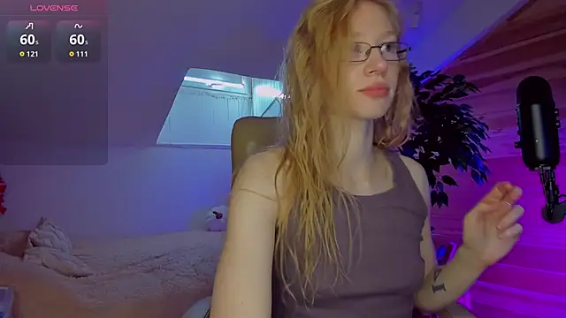 Snapshot of AuroraShoww chatting on 10.17.25 AuroraShoww online show from 10.17.25