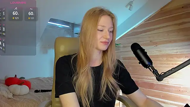 Snapshot of AuroraShoww chatting on 10.23.25 AuroraShoww online show from 10.23.25