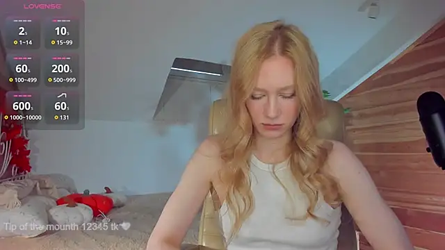 Snapshot of AuroraShoww chatting on 10.29.25 AuroraShoww online show from 10.29.25