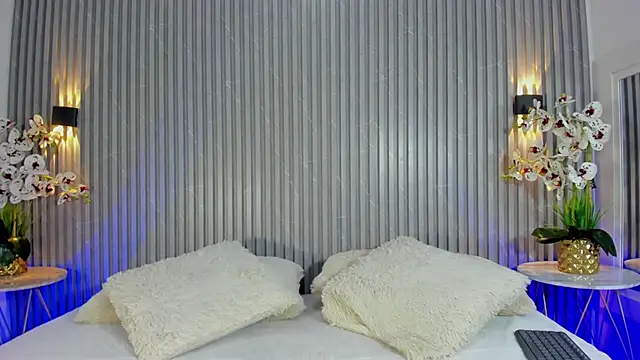 Snapshot of SOPHICOLLINS chatting on 09.19.25 SOPHICOLLINS online show from 09.19.25