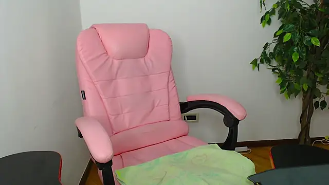 Snapshot of Erika_bestboobs chatting on 10.21.25 Erika bestboobs online show from 10.21.25