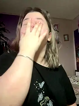 Snapshot of Kemeli008 chatting on 10.28.25 Kemeli008 online show from 10.28.25