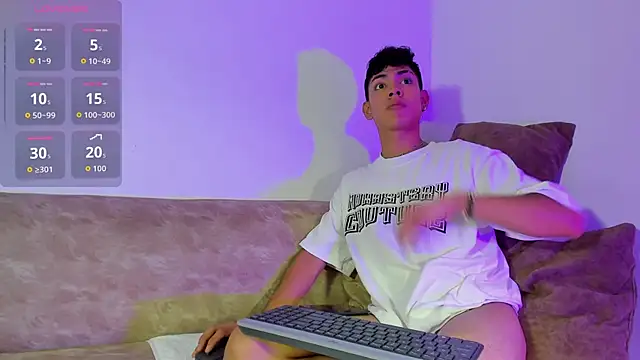 LoganTwink18 online show from 10.31.25