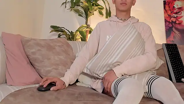 LoganTwink18 online show from 02.13.26