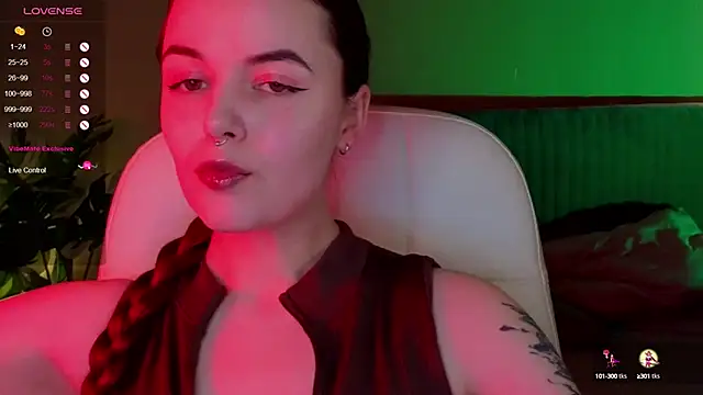 Snapshot of BellaDevile_ chatting on 10.05.25 BellaDevile online show from 10.05.25