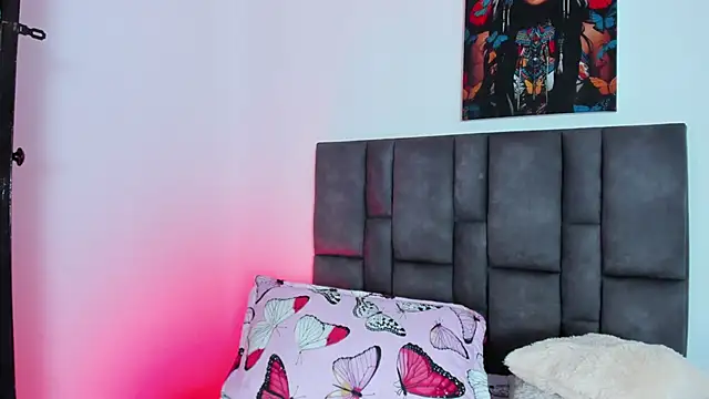 Snapshot of abby_jones2 chatting on 10.18.25 abby jones2 online show from 10.18.25