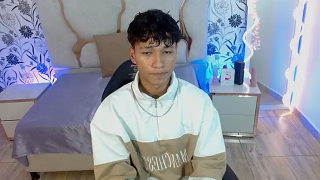 Snapshot of Ette_tay chatting on 10.21.25 Ette tay online show from 10.21.25