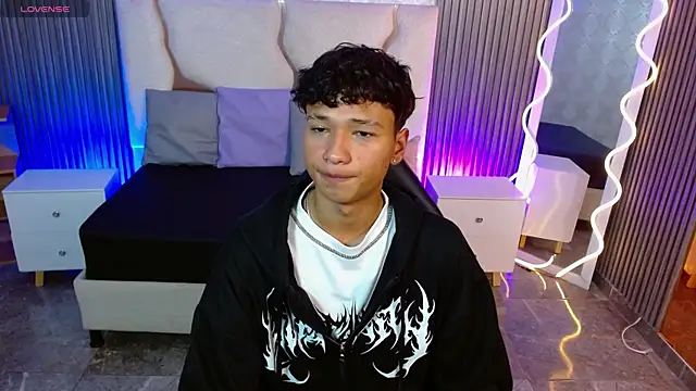 Snapshot of Ette_tay chatting on 10.22.25 Ette tay online show from 10.22.25