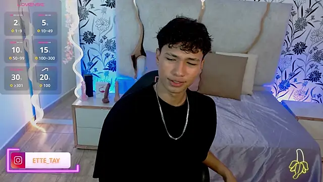 Snapshot of Ette_tay chatting on 10.24.25 Ette tay online show from 10.24.25