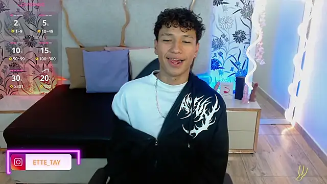 Snapshot of Ette_tay chatting on 10.27.25 Ette tay online show from 10.27.25