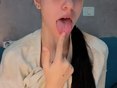 Snapshot of Pisypussy chatting on 10.21.25 Pisypussy online show from 10.21.25