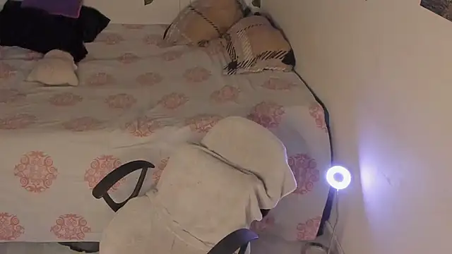 chloe kisses online show from 03.16.26