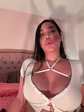 Snapshot of Bella__Wood chatting on 09.21.25 Bella  Wood online show from 09.21.25